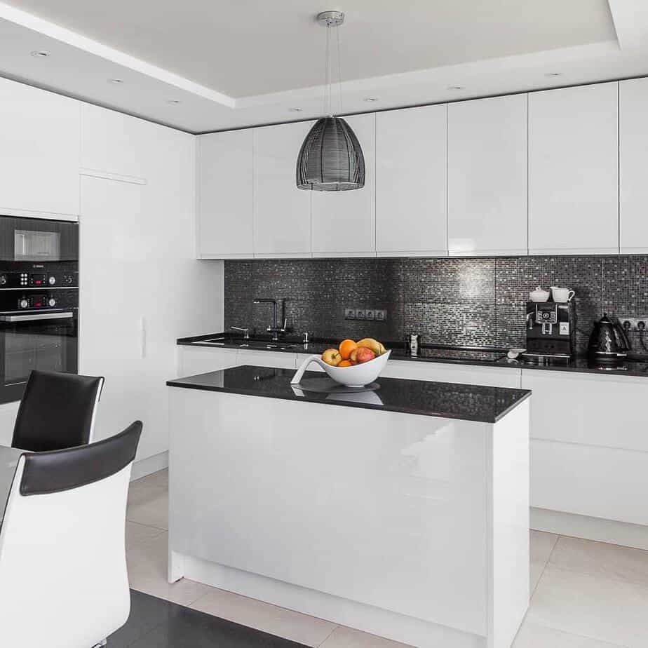 Белые кухни в современном стиле: матовые, глянец, фото, с деревянной столешницей, черной столешницей, маленькие кухни