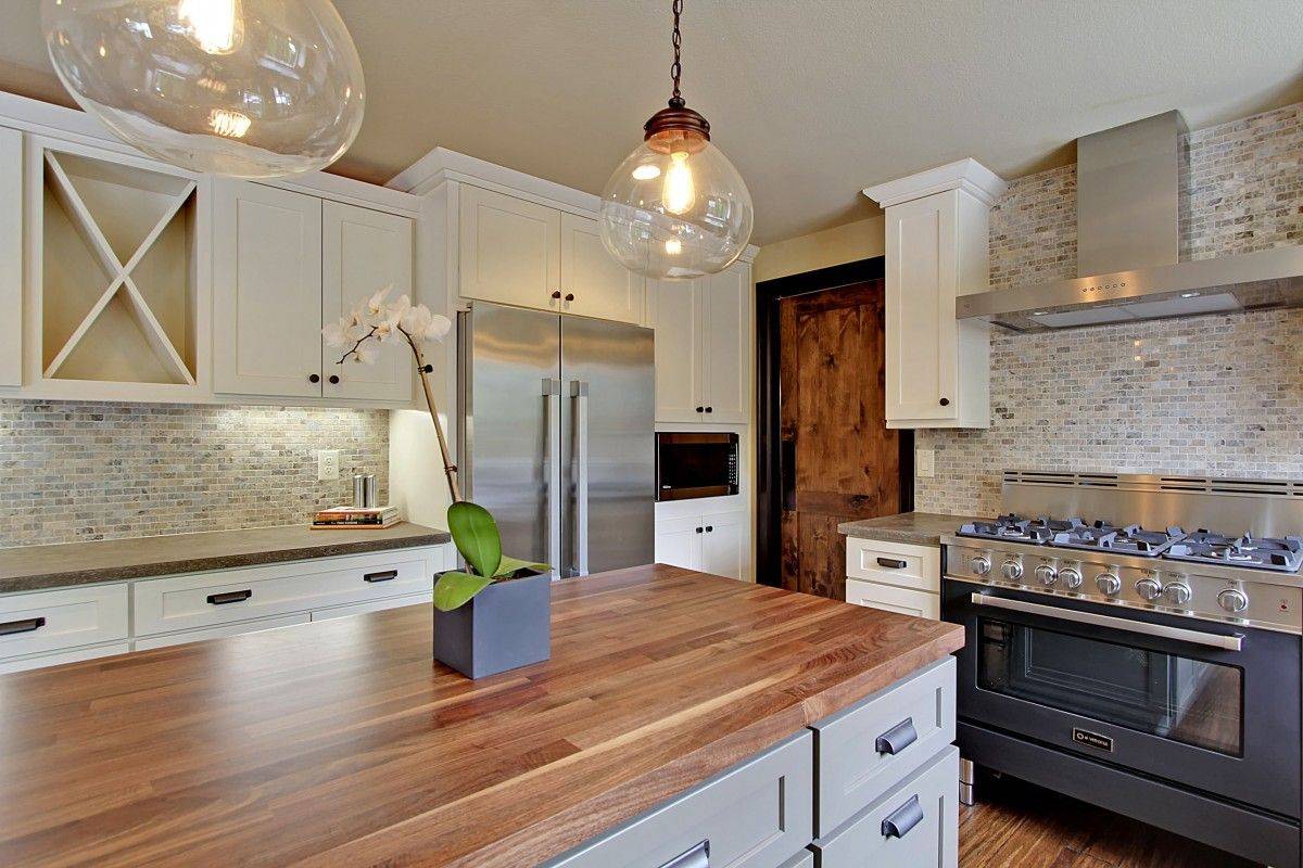 Идеи дизайна кухни в деревянном доме - фото реальных интерьеров и советы