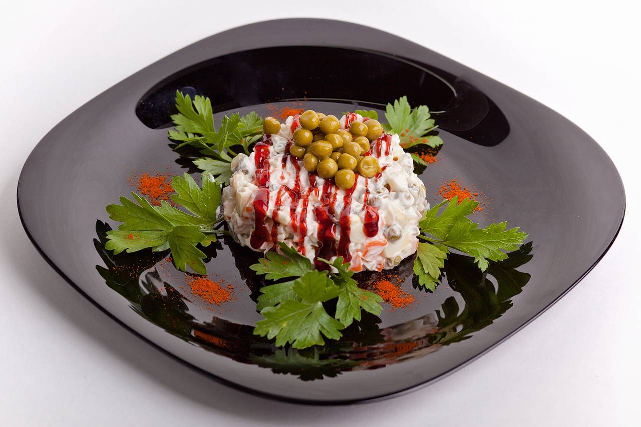 Салат слоями на праздник, который обошел шубу и оливье: 4 разных рецепта на любой вкус