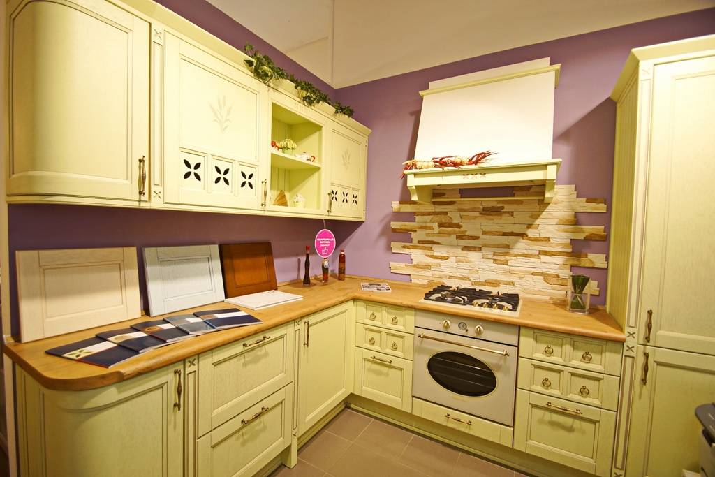 П образная кухня с барной стойкой и холодильником, совмещенная с гостиной
 - 25 фото