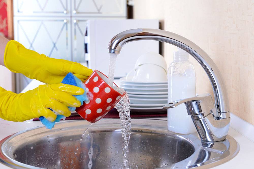 Мытье посуды средство химия. Мытье посуды. Moyka pasud. Ополаскивание посуды. Мытье посуды на кухне.
