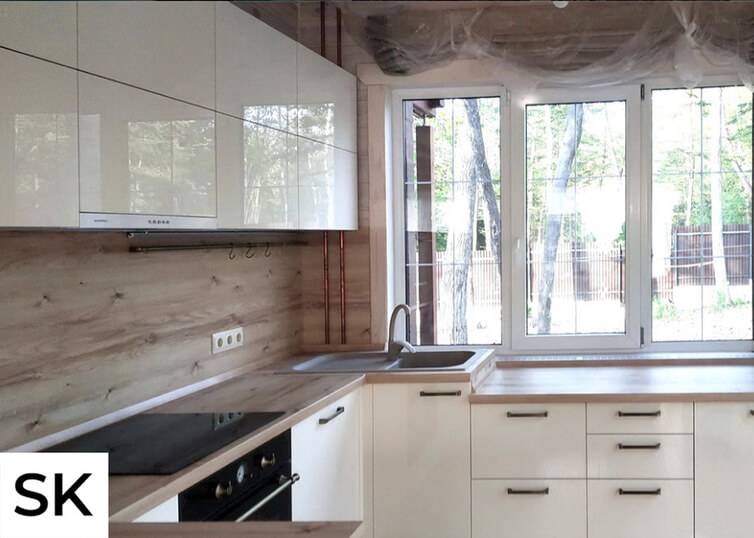 Дизайн угловой кухни цвета дерева с мойкой у окна (11 фото)