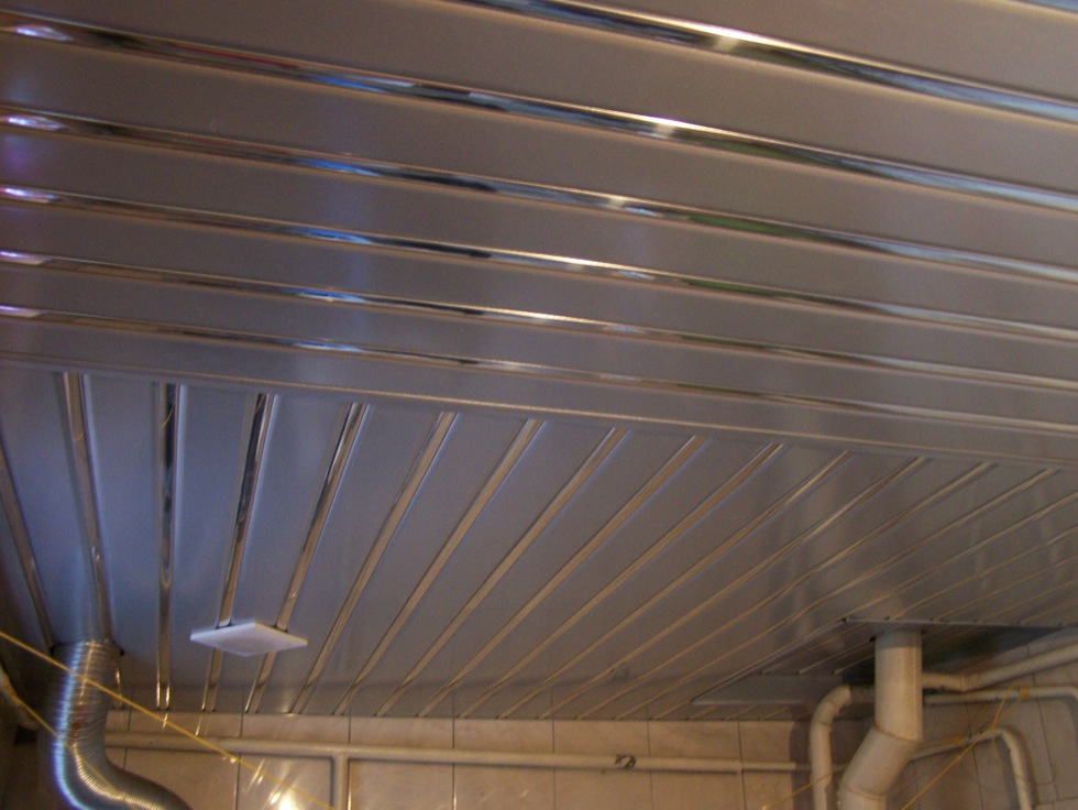 Алюминиевый потолок в ванной. "Реечный алюминиевый потолок " Omega а150. Реечный потолок Албес. Кубообразный реечный алюминиевый потолок cesalarc 30/50. Потолок Cesal алюминиевый реечный.