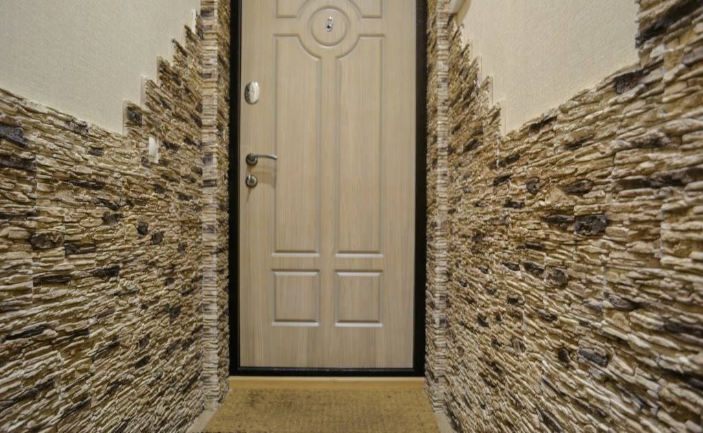 Фото входной двери отделанной декоративным камнем