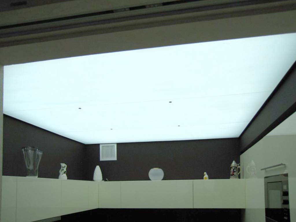Стеклянный потолок и зеркальный в ванной подвесной с подсветкой и спальне
