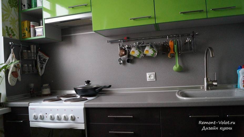 Дизайн черно-зеленой современной кухни 7 кв.м за 2000$