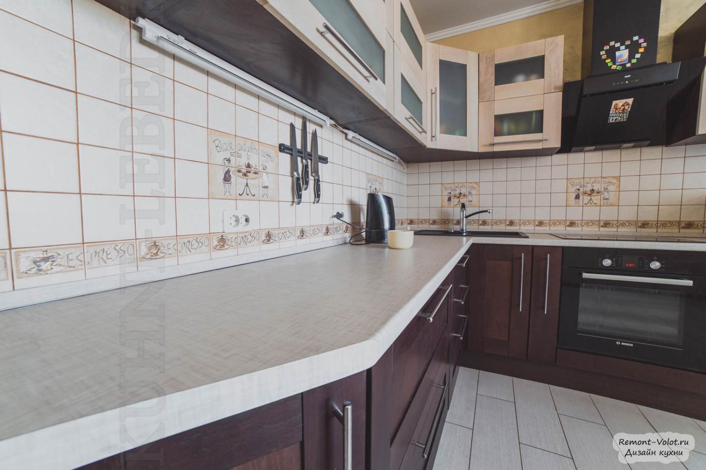 Угловая кухня «Эммануэль» из массива цвета беленого дуба и темной груши
