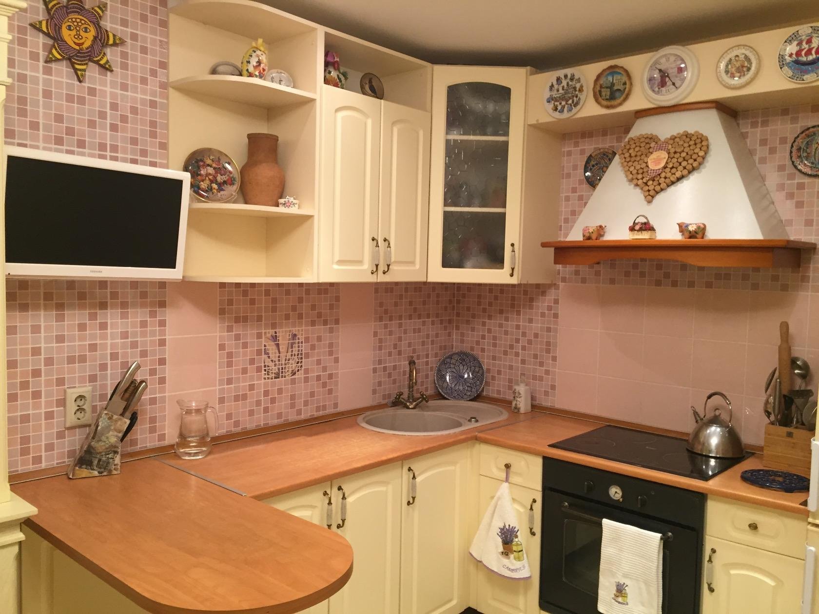 Угловые гаринтуры для маленькой кухни - фото реальных кухонь