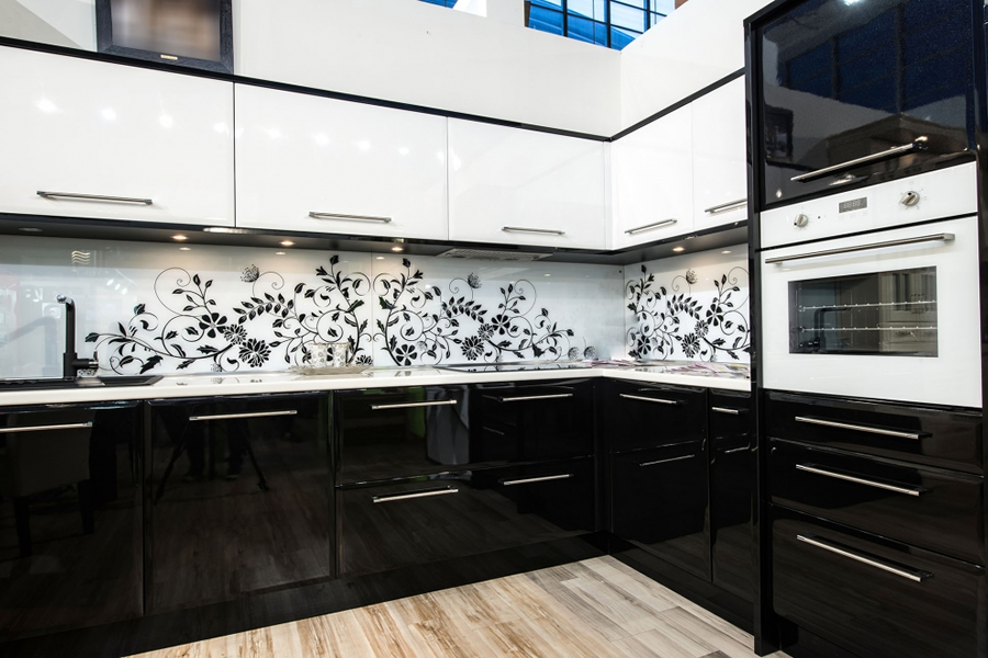 Белая кухня с черной столешницей и фартуком, с глянцевыми фасадами
 - 41 фото