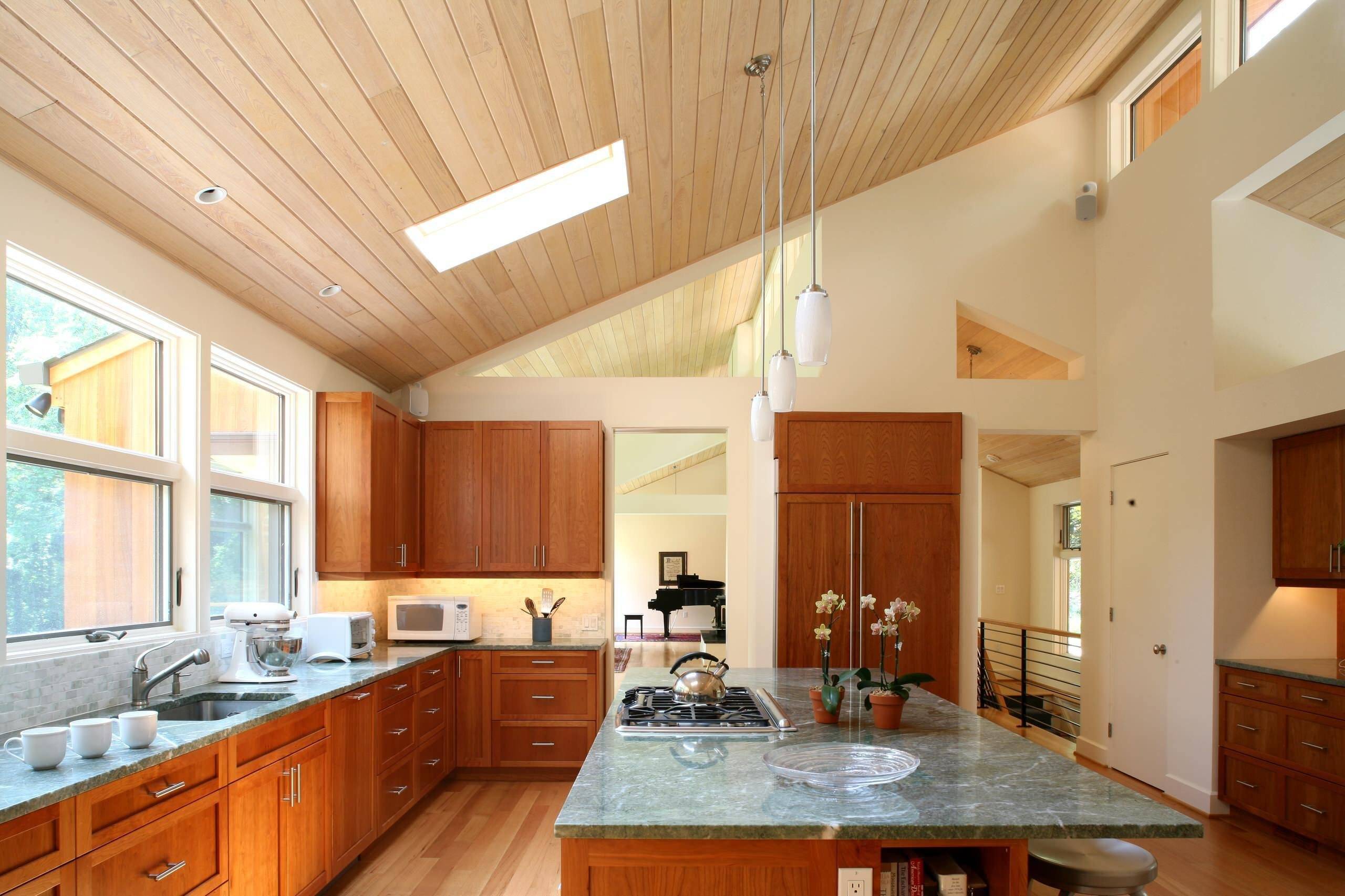 Какой лучше потолок сделать на кухне - советы специалиста