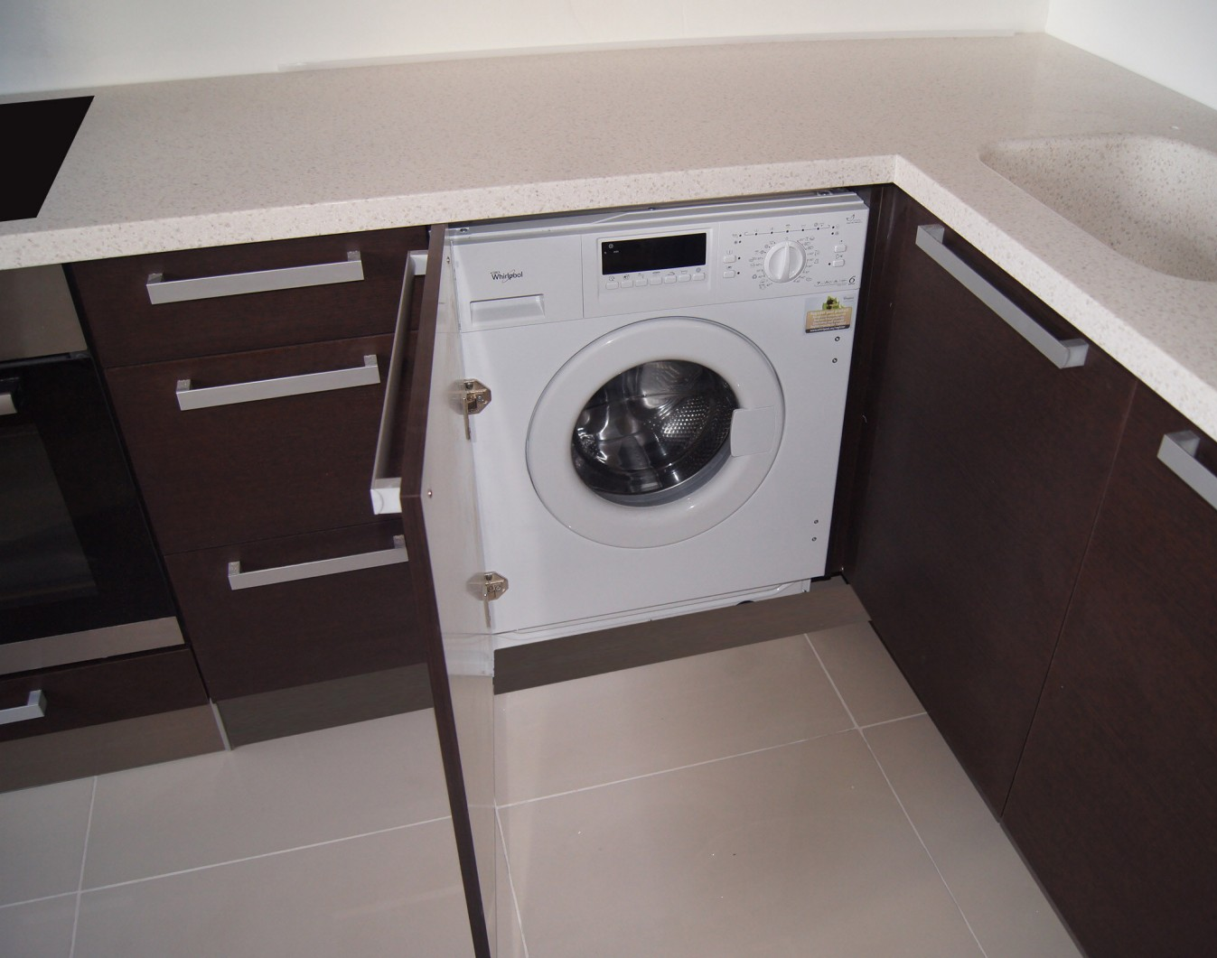Кухня со стиральной машиной — особенности, правила и места установки, фото