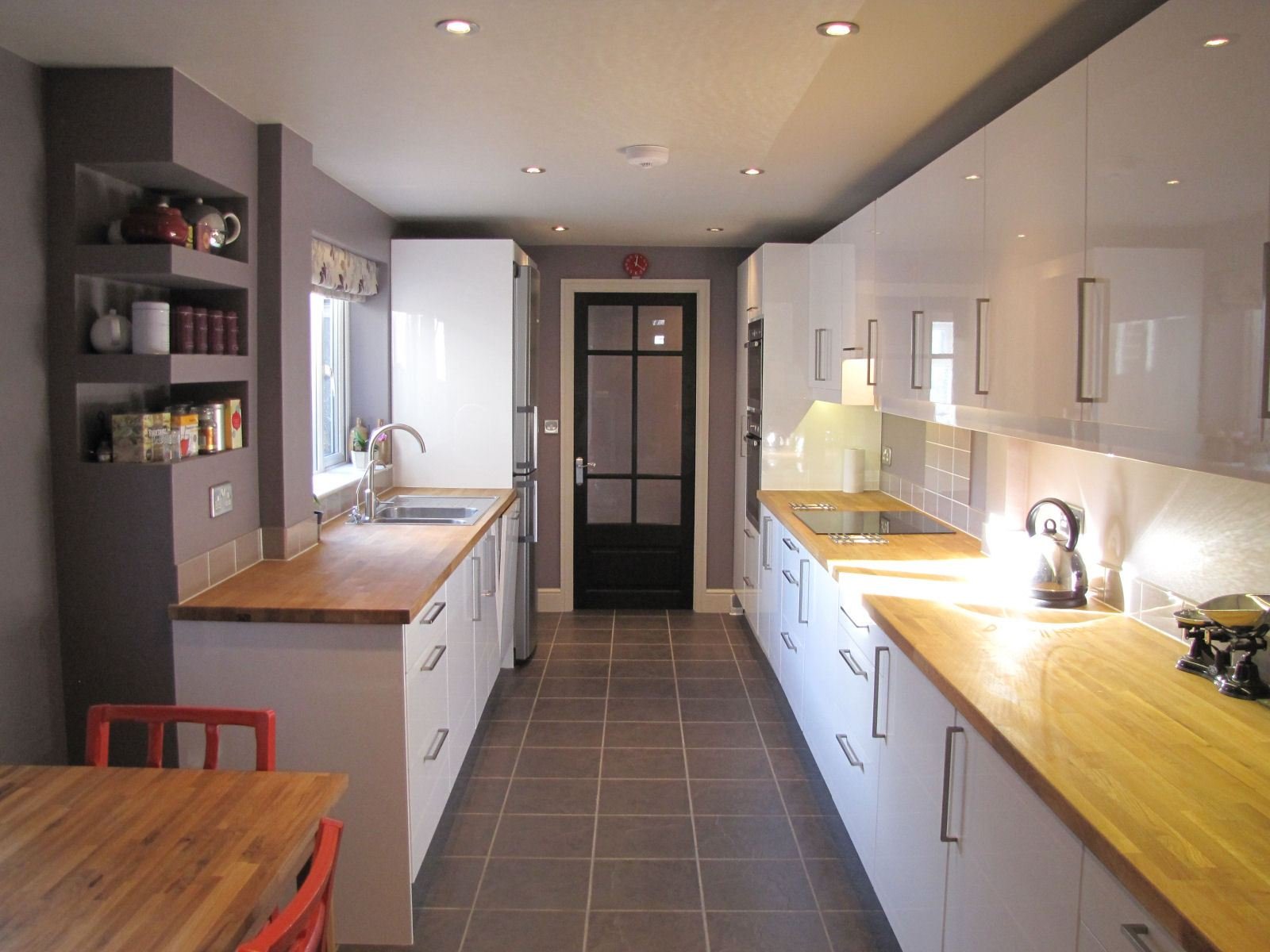 Кухня длинная и узкая интерьер в доме