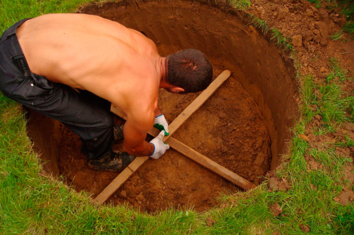 Как можно выкопать колодец вручную и установить бетонные кольца