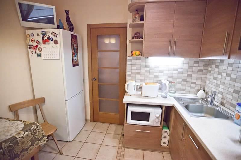 Дизайн кухни 5 7 кв м фото с холодильником