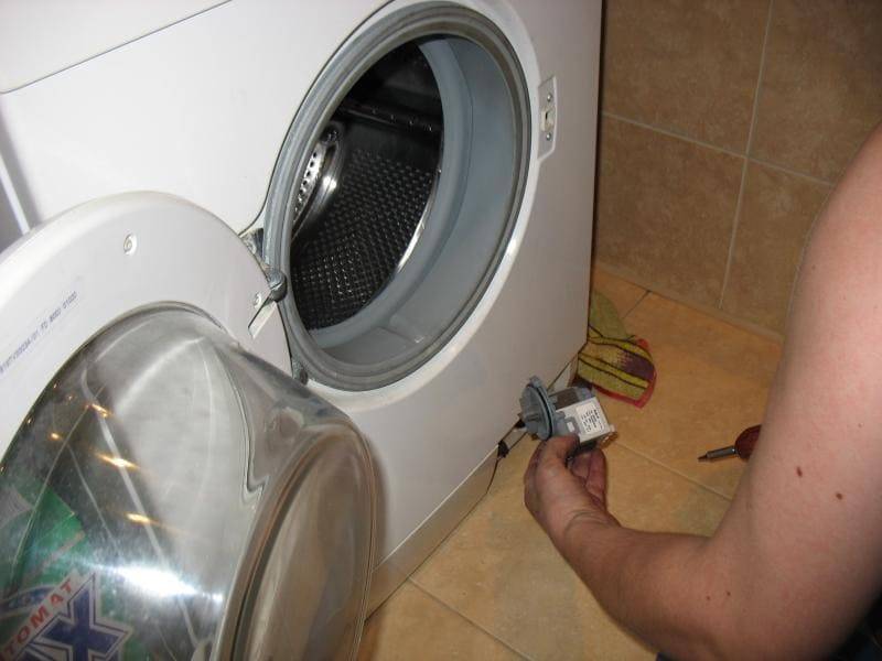 На стиральной машинке пластик сделать снова белым можно за пару минут - ria-m.tv