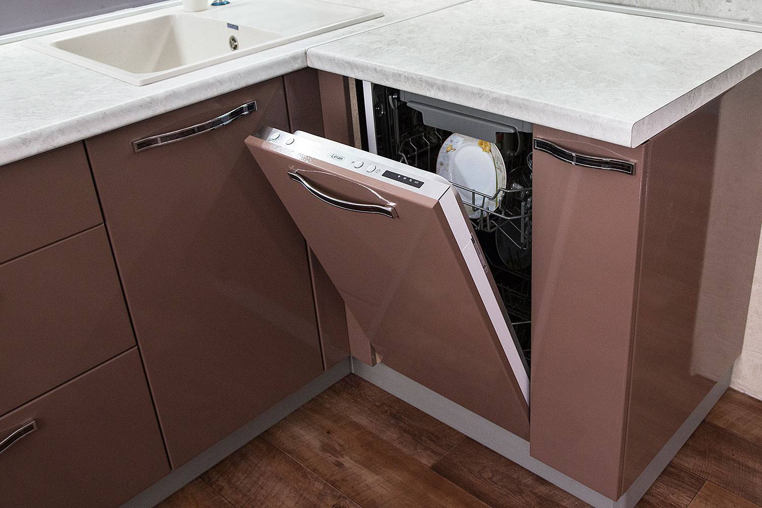 Как выглядит встроенная посудомоечная машина в кухонном гарнитуре фото