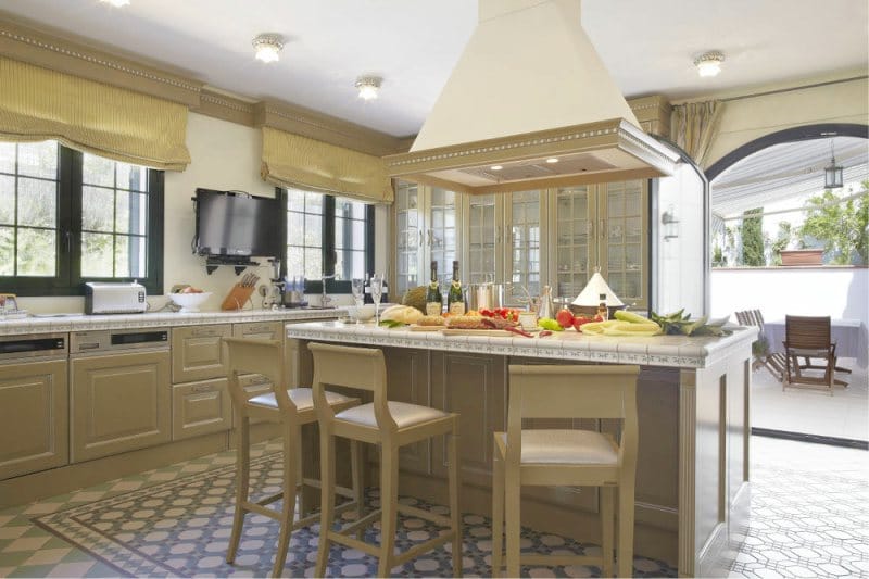 Дизайн кухни в частном доме: 37 фото лучших современных интерьеров