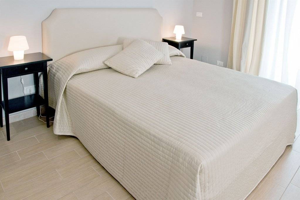 Как правильно заправить кровать в гостинице фото