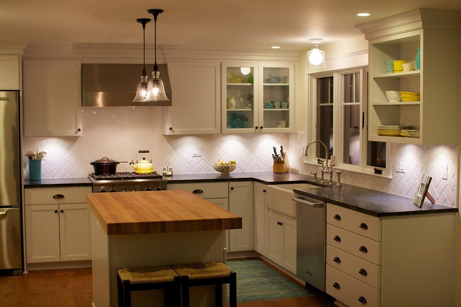 Свет на кухне: подсветка рабочей поверхности, обеденной зоны, шкафов
