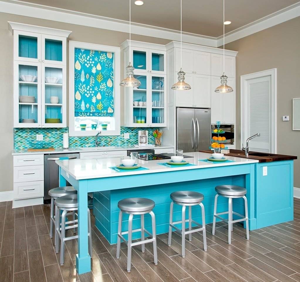 Бирюзовая кухня в интерьере с белым, серым, цвета морской волны, кухонный гарнитур с бирюзовым фартуком - 29 фото