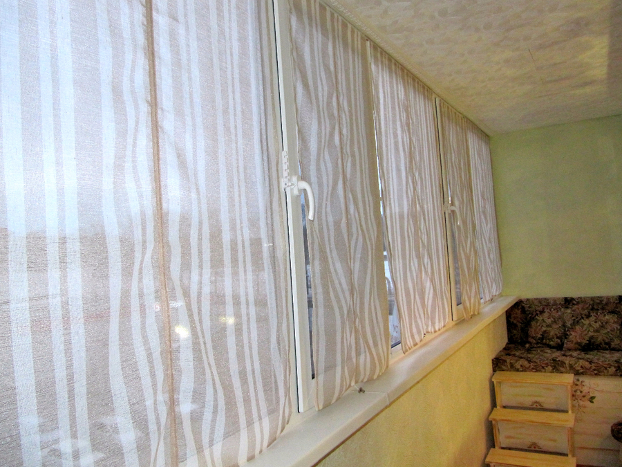 Занавески на балконе фото на потолочный карниз