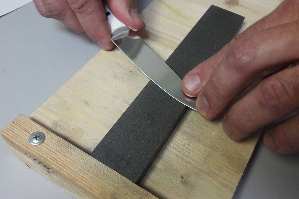 Как правильно точить нож в домашних условиях: выбор способа и инструкция по заточке ножа на бруске
