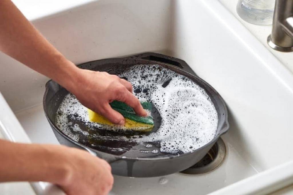Как очистить чугунную сковородку от ржавчины в домашних условиях