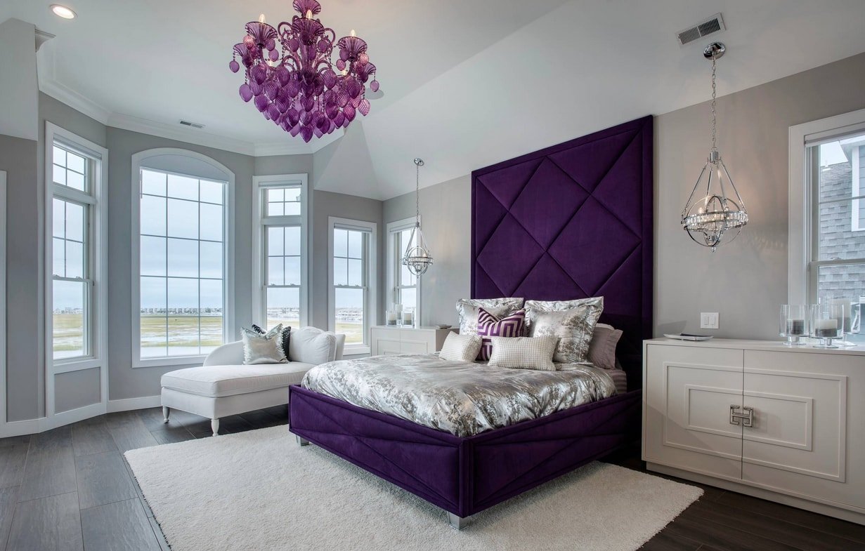 Спальня в лиловых тонах с белой мебелью