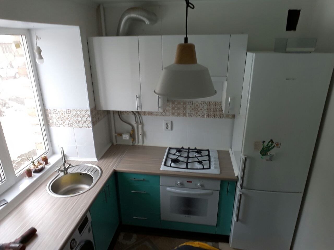 Ремонт кухни в хрущевке 6 метра с холодильником и колонкой фото