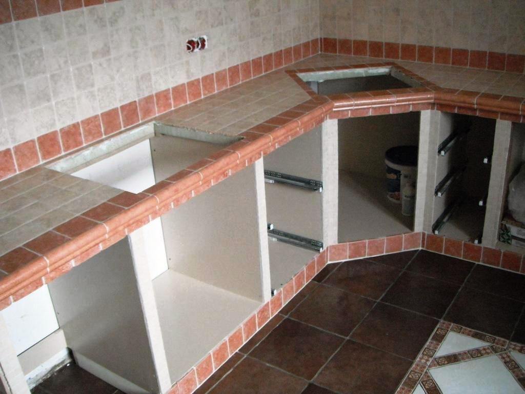 Столешница из плитки – 50+ фото в интерьере, идеи для ванной и кухни