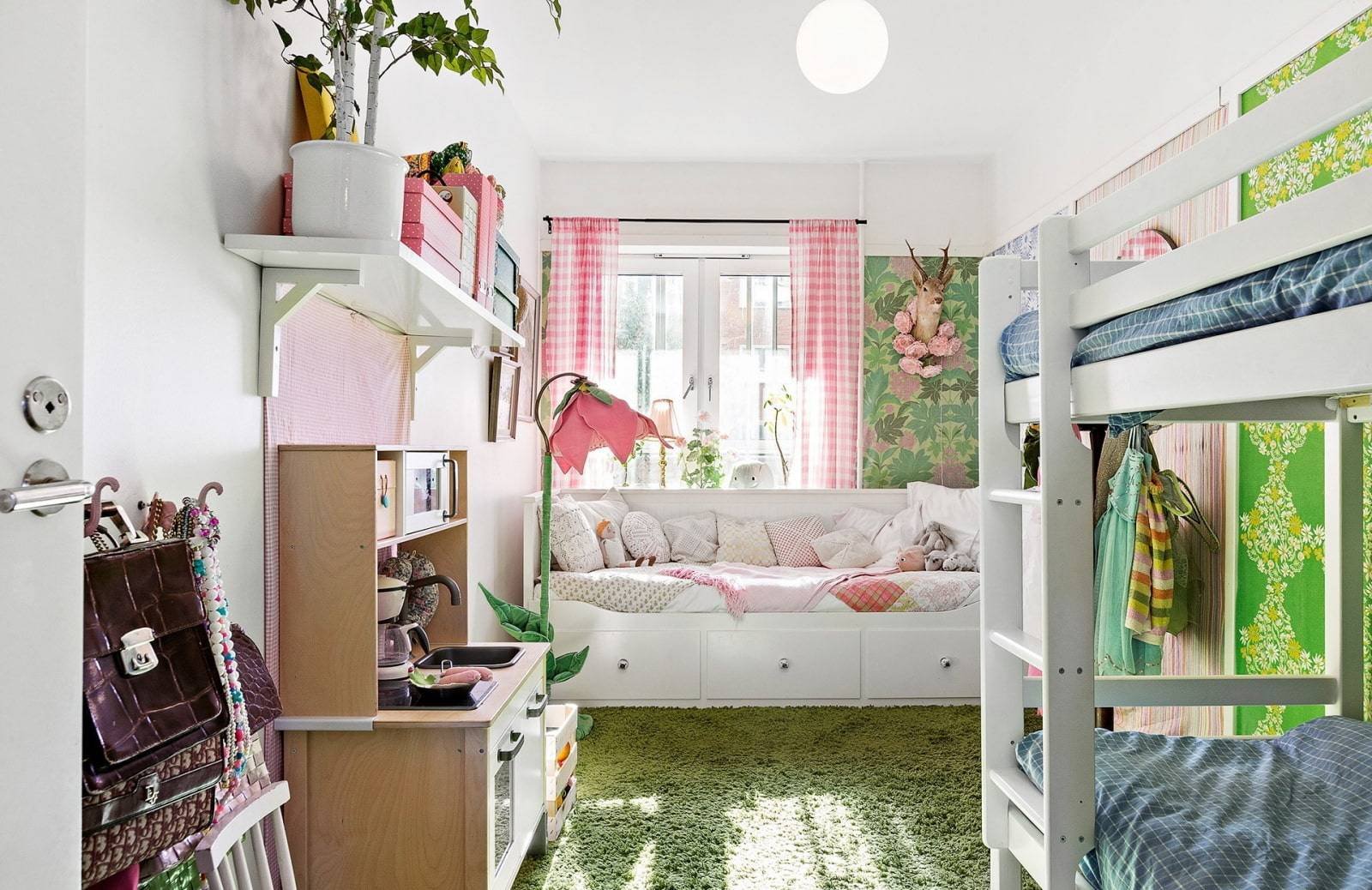 Две кровати вдоль стены в детской: дизайн маленькой узкой комнаты буквой г для детей