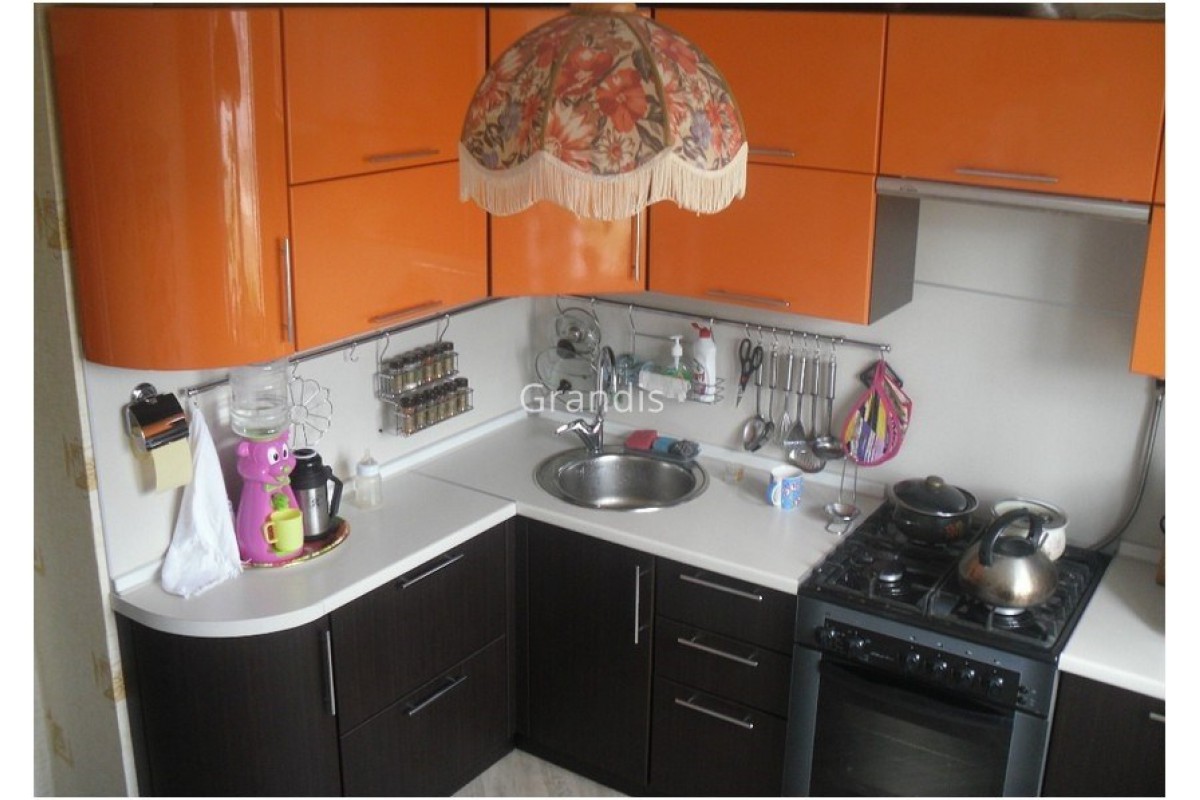 Фото кухонных гарнитуров для маленькой кухни в хрущевке с холодильником фото
