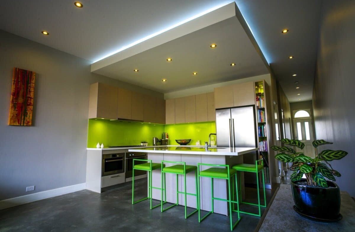 Потолок на кухню из гипсокартона: двухуровневый,фигурный, фото в интерьере