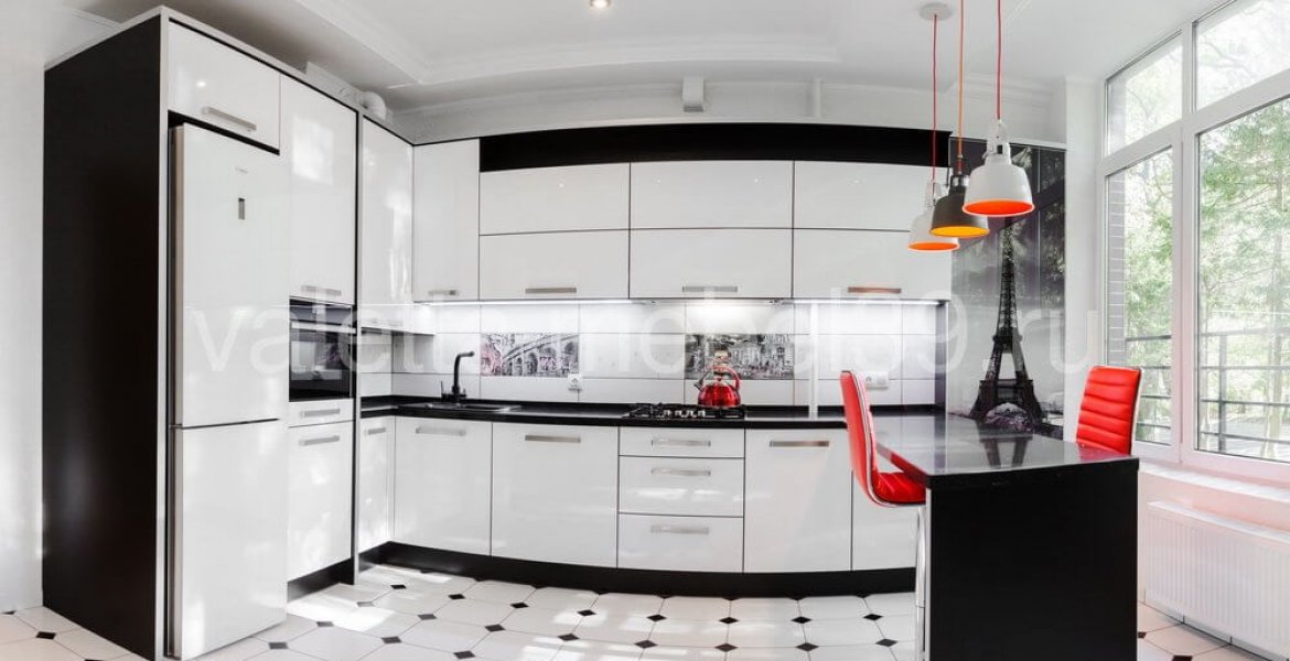 Белая с черными вставками кухня 12 кв.м с радиусными фасадами в Москве. Отчет производителя