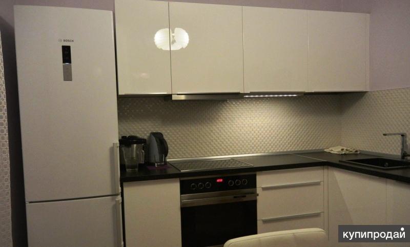 Кухня с 9 кв м с серыми и белыми фасадами и плиткой кабанчик