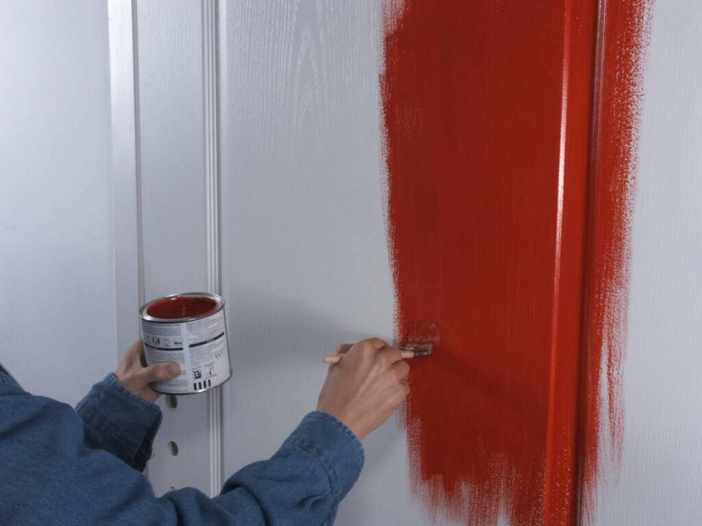 Покраска деревянных дверей: как и чем красить в домашних условиях