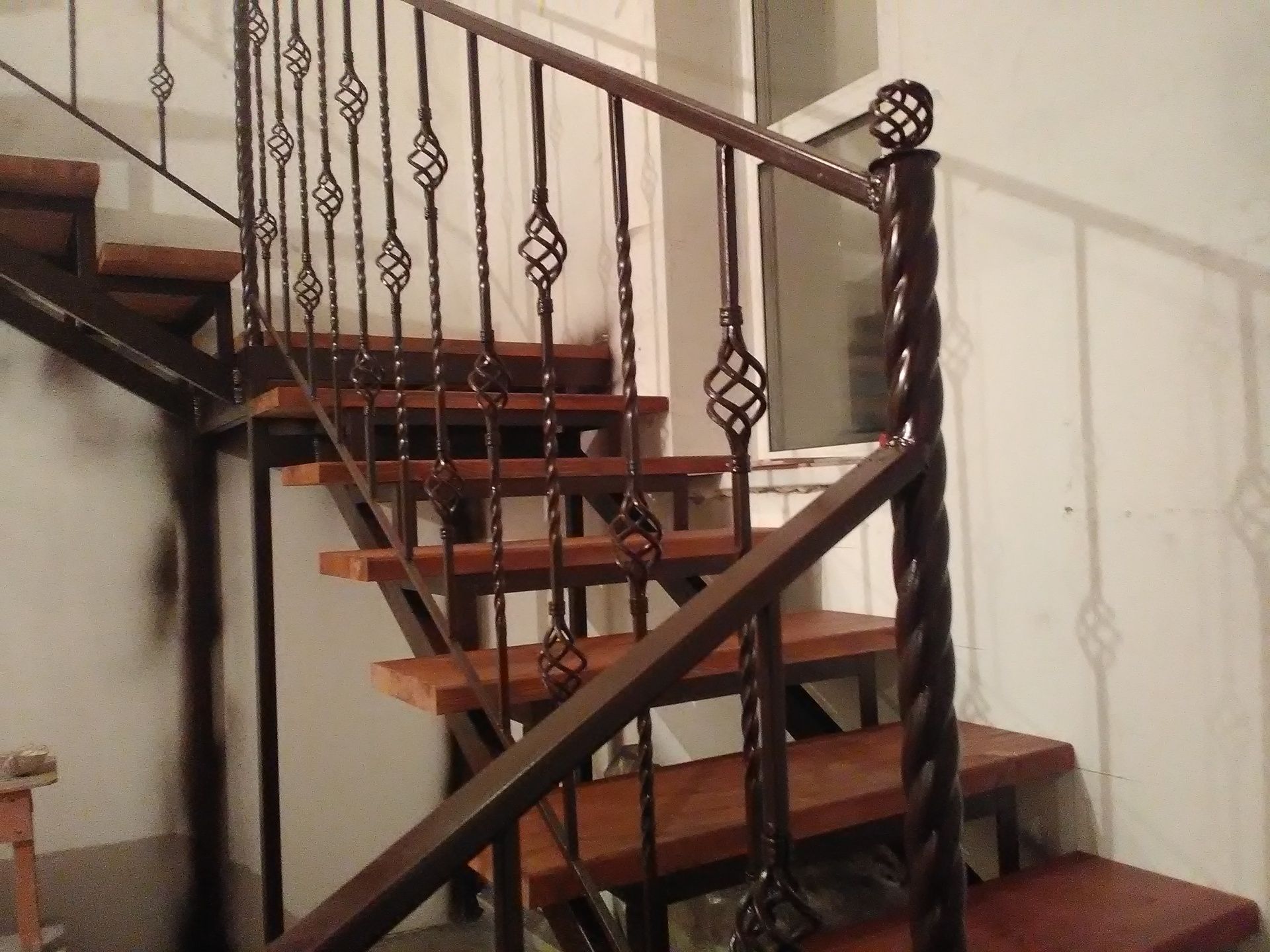 Кованые перила для лестницы в частном доме: правила выбора и фото дизайна