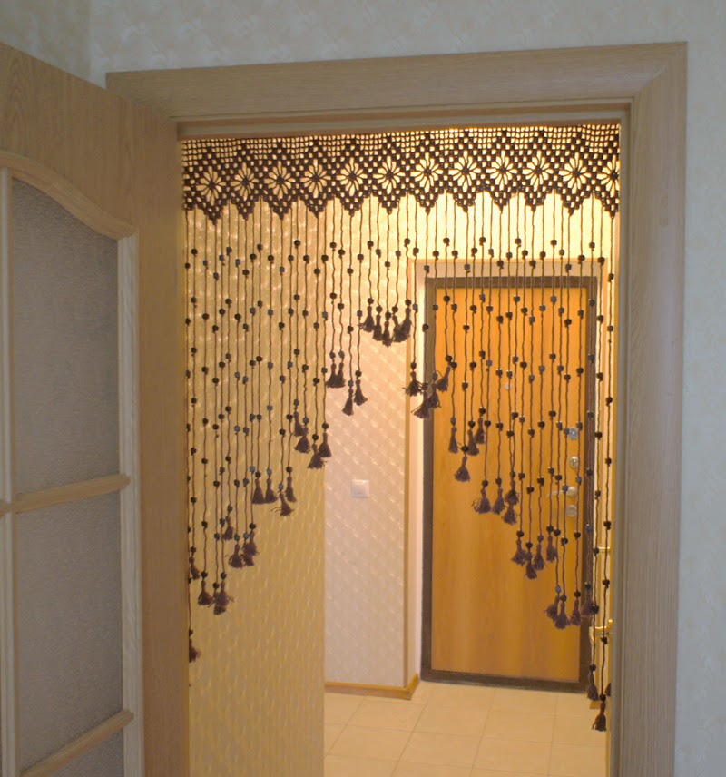 Шторы на двери и дверные проёмы: разновидности декоративных занавесок, применение изделий в интерьере