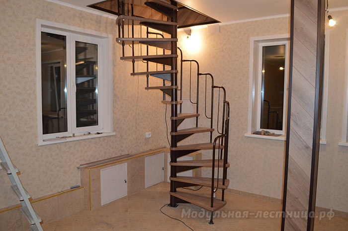 ?лестница на второй этаж на даче: ?выбор конструкции и монтаж