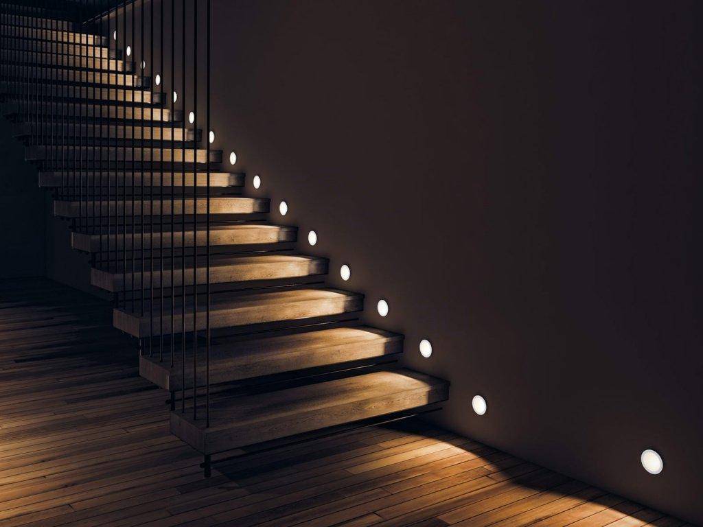 Подсветка лестницы в частном доме на второй этаж: автоматическая, со светодиодной лентой