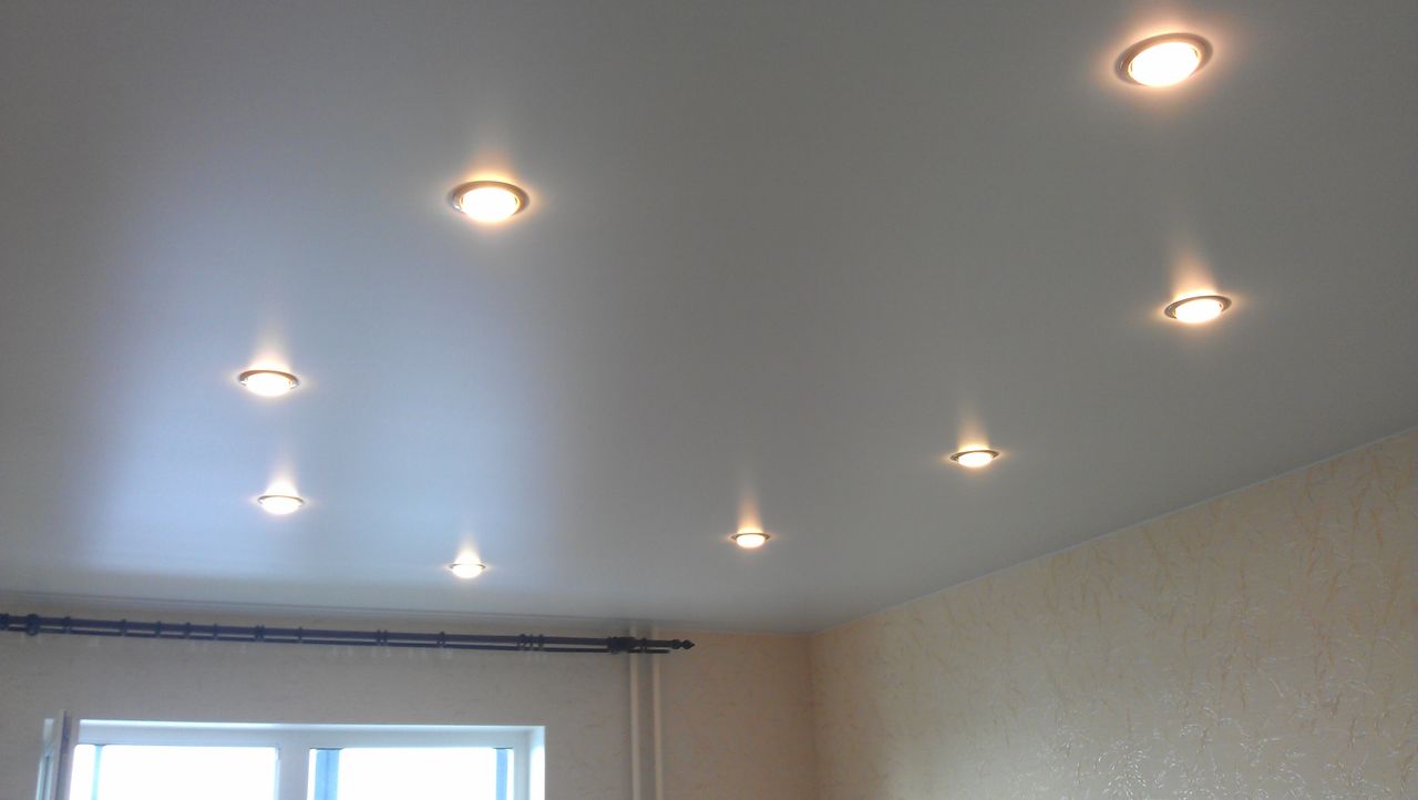 светильники в потолке натяжном дизайн