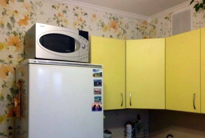 Установка микроволновки на холодильник: разрешается ли так делать
