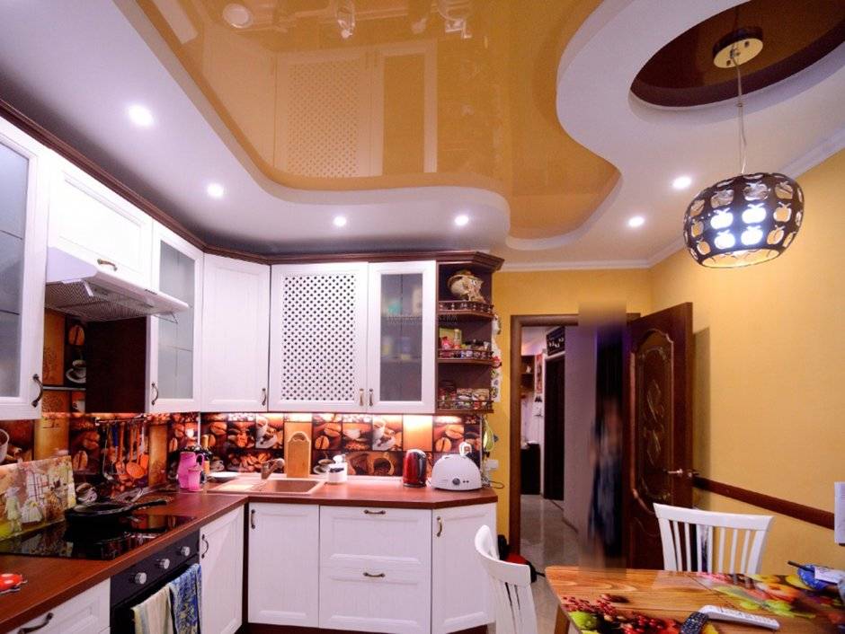 Натяжной потолок на кухне - фото двухуровневого глянцевого, матового натяжного потолока и освещения на кухне.