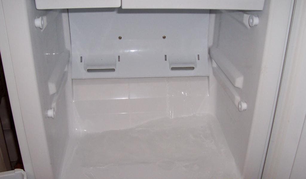 Почему в холодильнике намерзает лед на задней стенке