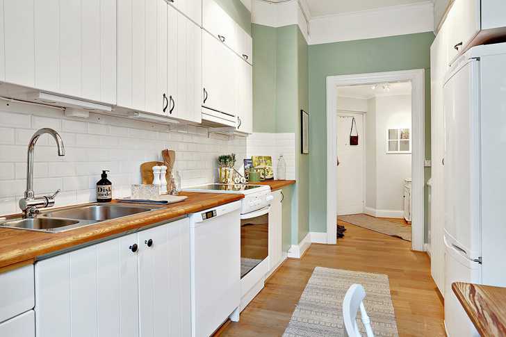 Белая кухня в скандинавском стиле со столешницей из шпона дуба