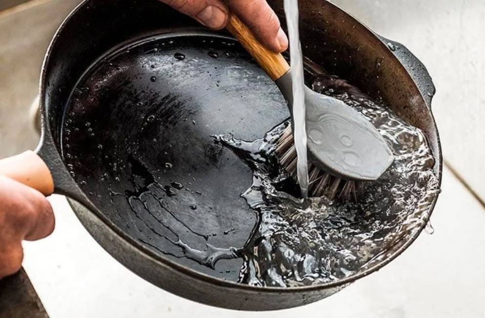 ❶ как очистить кастрюлю  году ???? 6 проверенных способов, как очистить дно пригоревшей кастрюли ???? посуда