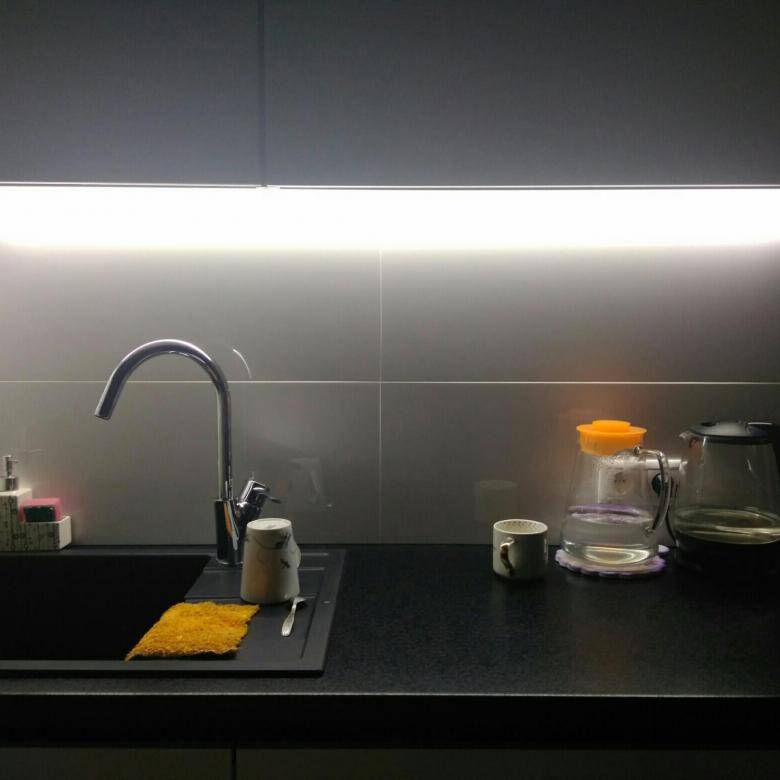 Светодиодная лента на кухне: как выбрать и смонтировать освещение, подсветку | дизайн и фото