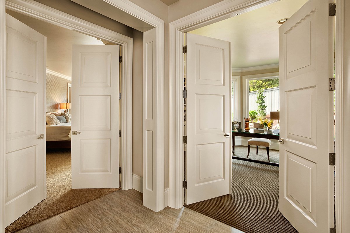 белые двери в интерьере гостиной