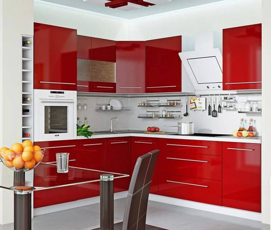 Красная кухня - реальные фото красных кухонь в интерьере с красным холодильником, с красным гарнитуром.