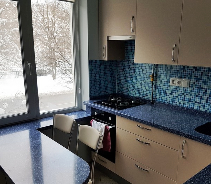 Маленькая бежевая кухня 5,7 кв. м с синим столом-подоконником (без холодильника)